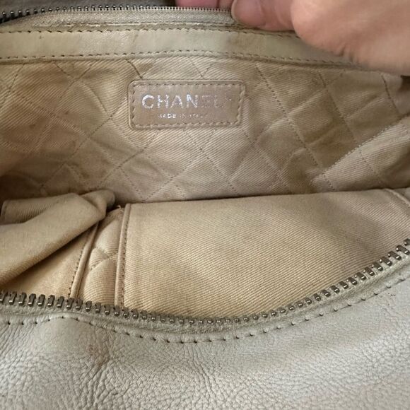 Chanel White Satchel with Iconic CC Logo - Picture 11 of 11